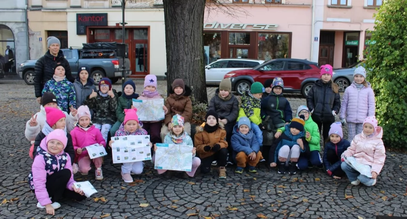 Krajoznawczy spacer pierwszoklasistów Rycerskim Szlakiem.  