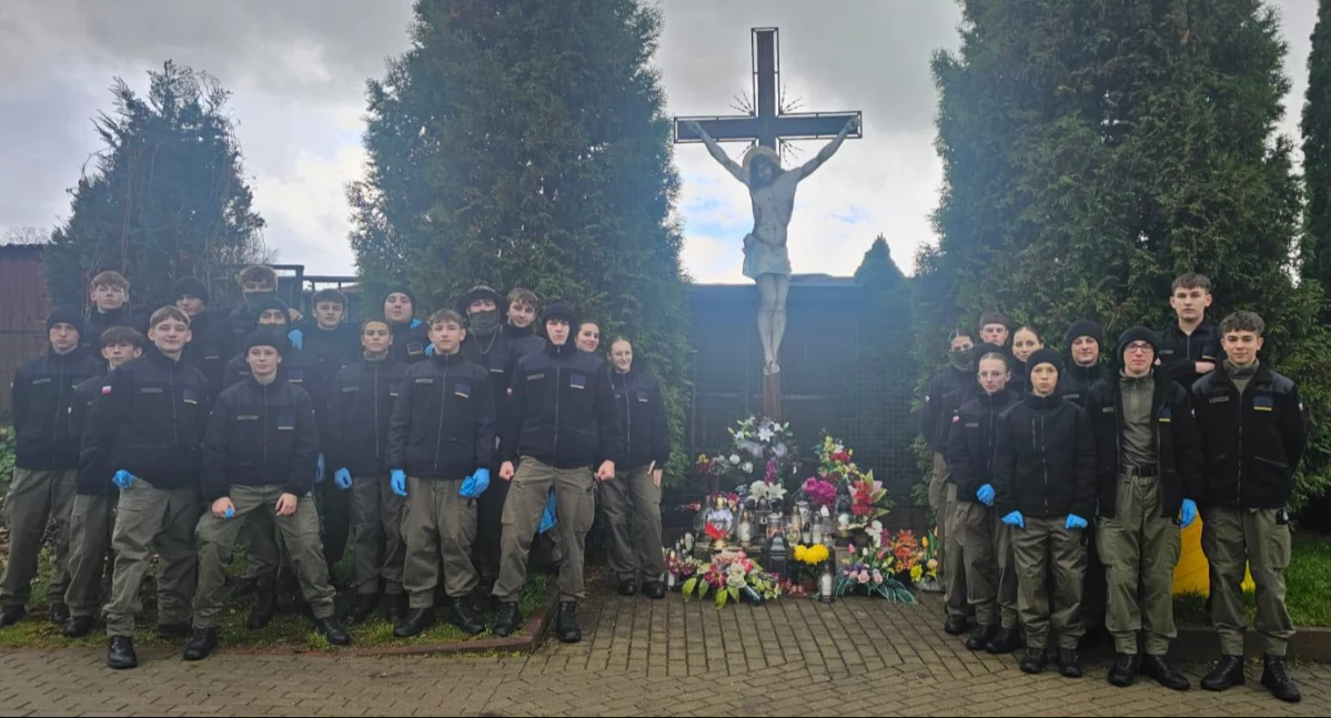 Młodzież ZSZiO na kamiennogórskim cmentarzu