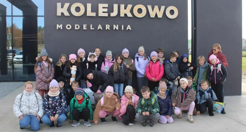 Kamiennogórscy adepci modelarstwa poznali Kolejkowo w Jeleniej Górze.
