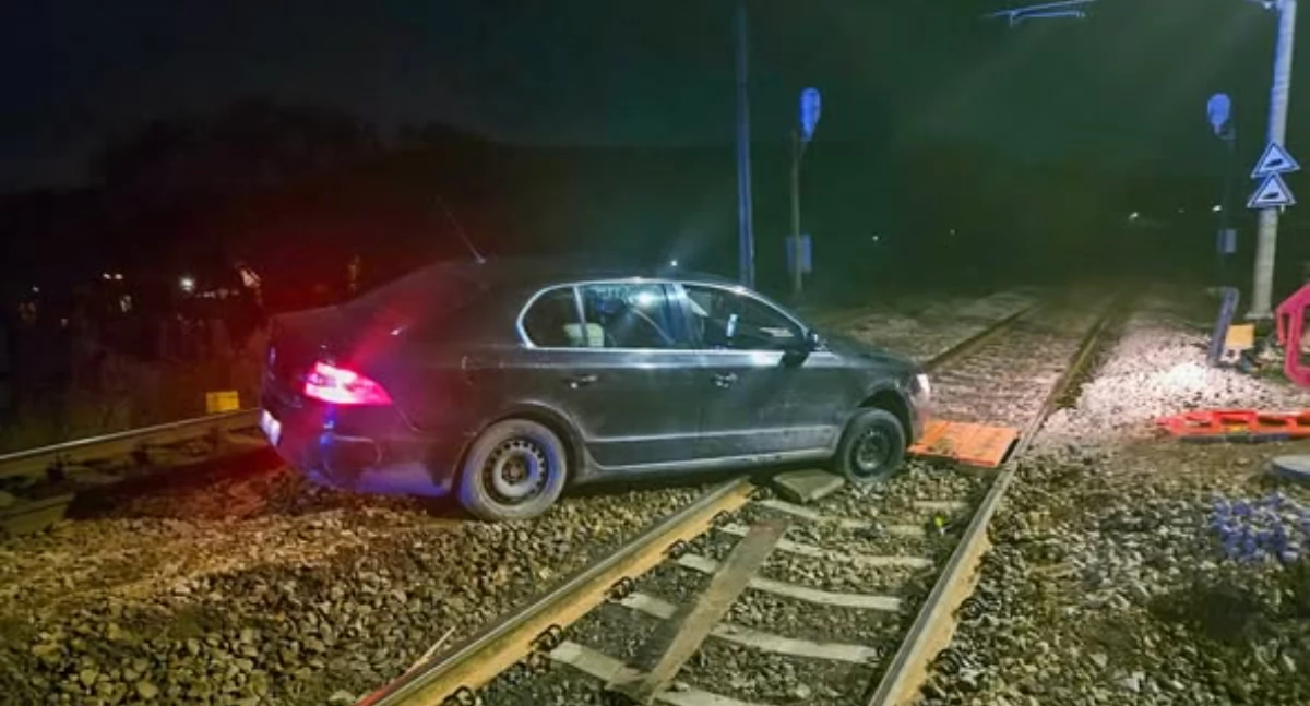 Skodą wjechał na remontowany przejazd, zablokował ruch pociągów