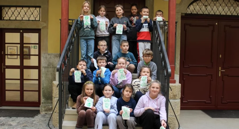Trzecioklasiści poznali XIX-wieczne etapy obróbki lnu w Muzeum Tkactwa. 