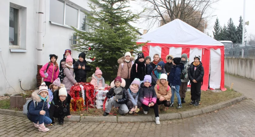 Zwiedzanie, warsztaty malowania i zakup bombek - magia Świąt Bożego Narodzenia. 