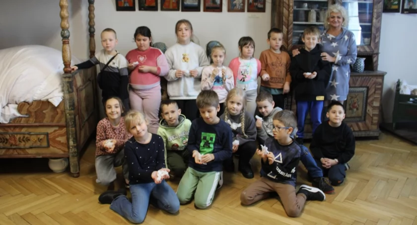 Wróżby andrzejkowe - miła i wesoła zabawa w Muzeum Tkactwa. 