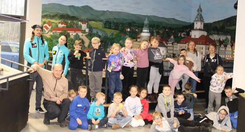 Pierwszoklasiści poznali atrakcje jeleniogórskiego Kolejkowa.