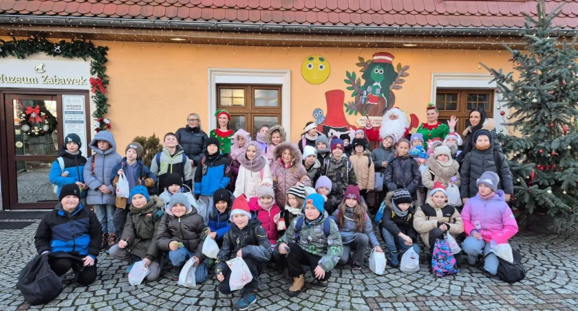 Kamiennogórscy pomocnicy św. Mikołaja w Muzeum Zabawek w Kudowie-Zdroju.