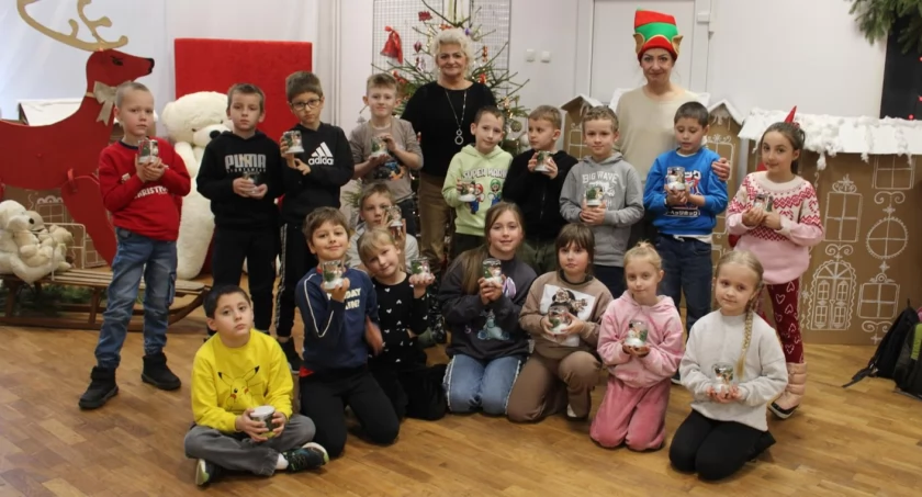 Kule śnieżne - mikołajkowe rękodzieło drugoklasistów w CB-K w Krzeszowie.