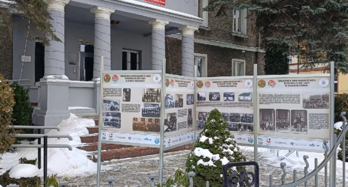 Wystawa przed budynkiem starostwa w Kamiennej Górze