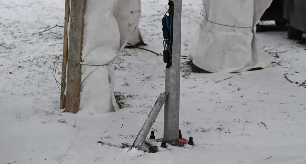 Niezabezpieczone przewody nad zalewem w Kamiennej Górze