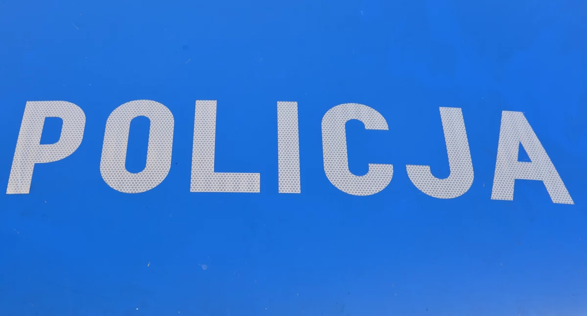 Uderzył w inny samochód i uciekł. Świadkowie ruszyli za nim.