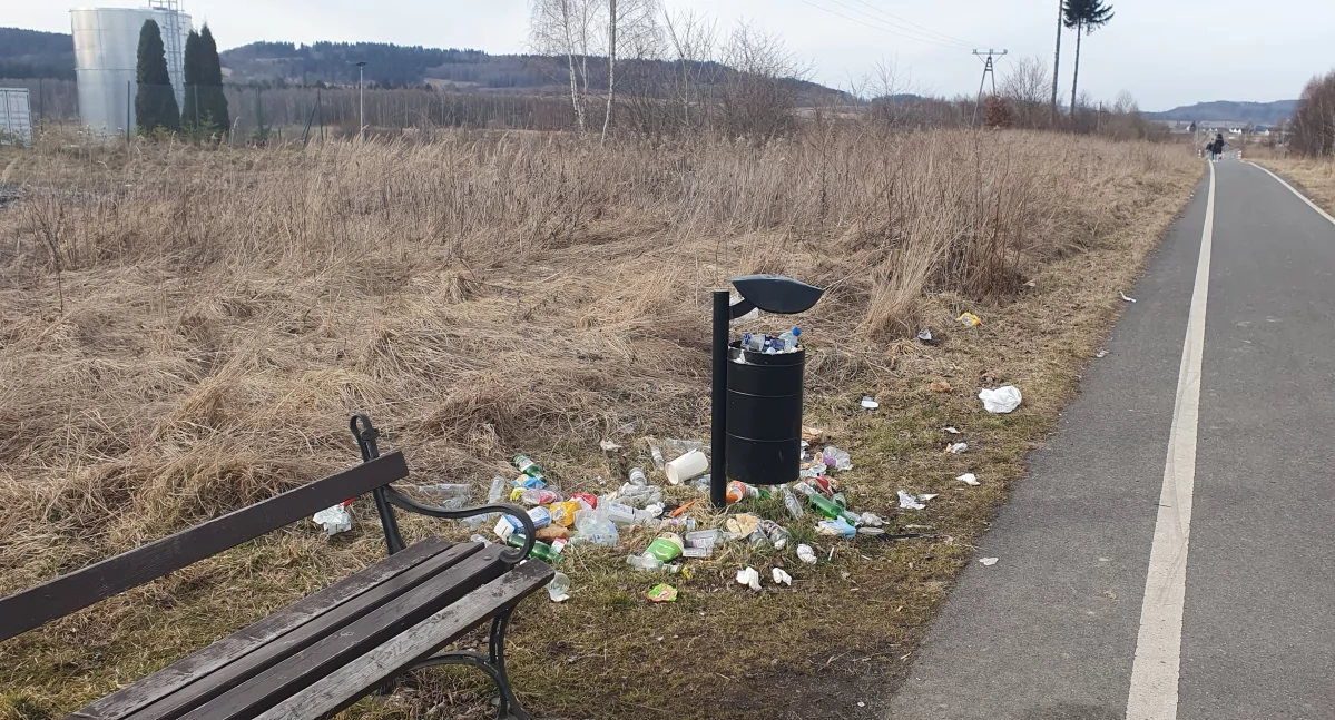 Śmieci przy ścieżce w Krzeszowie