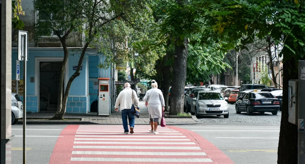 Progi wyspowe – skuteczne rozwiązanie poprawiające bezpieczeństwo w Kamiennej Górze i okolicach