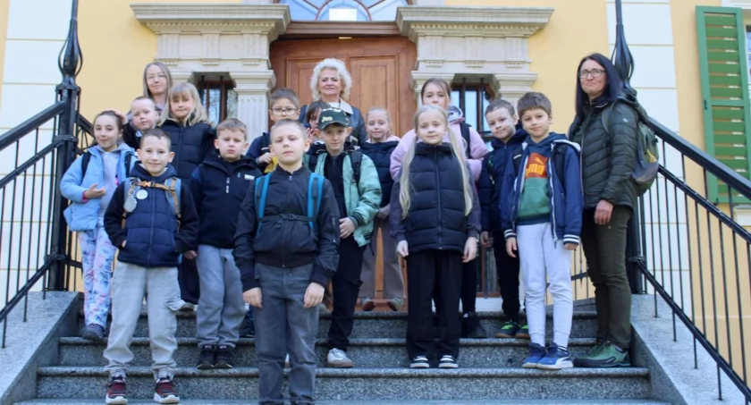 Kamiennogórscy drugoklasiści poznawali Zespół Pałacowo-Parkowy w Bukowcu.