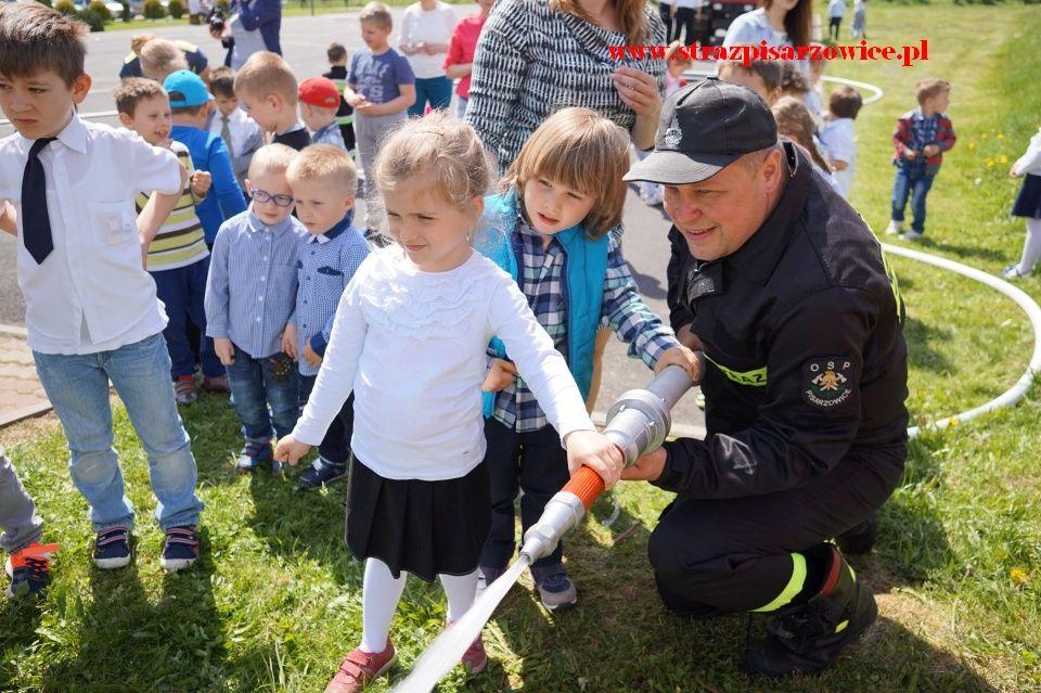 Strażacy w przedszkolu w Pisarzowicach