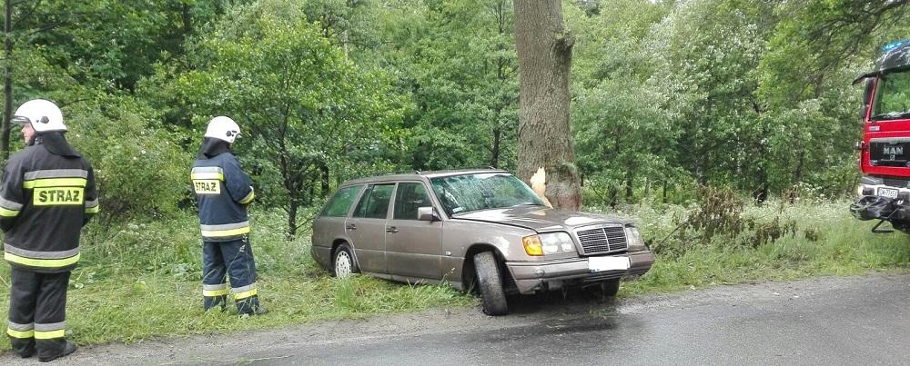 Mercedes na drzewie