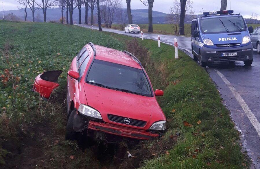 Opel w rowie