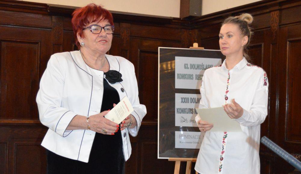 Recytatorzy w sali witrażowej