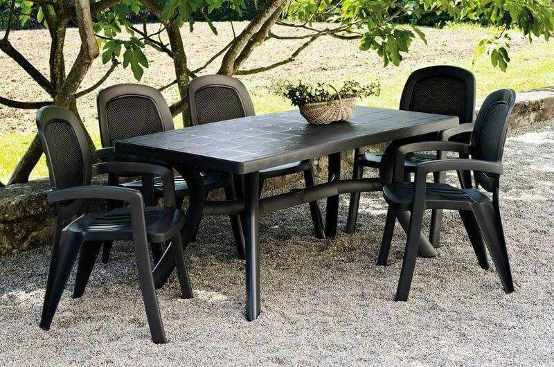 Zestawy ogrodowe plastikowe stół i krzesła - najnowsze trendy