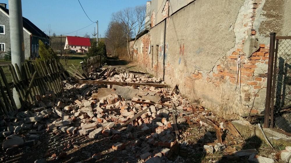Runęła ściana