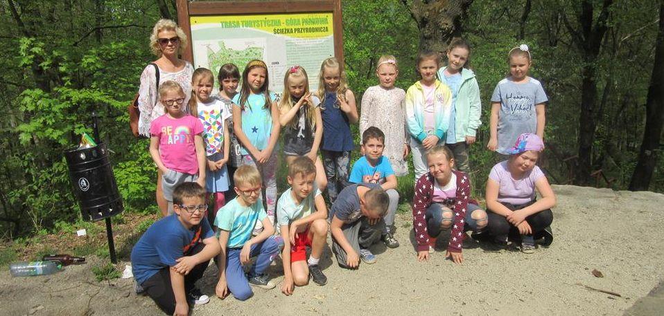 Tropiciele Przyrody poznali ścieżkę przyrodniczą na Górze Parkowej