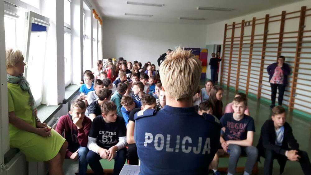 Policjanci w szkole w Marciszowie