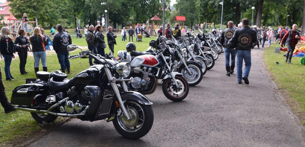 Motocykliści w parku - galeria zdjęć