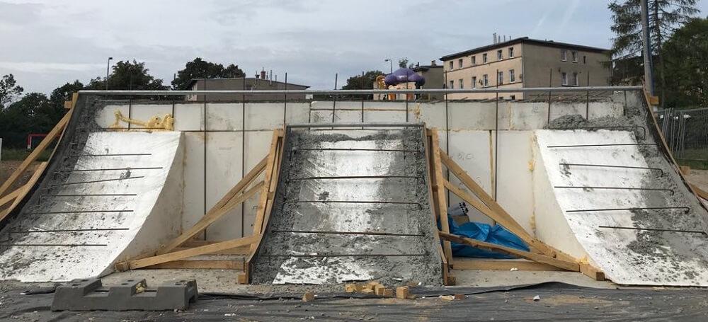 Trwa budowa skateparku