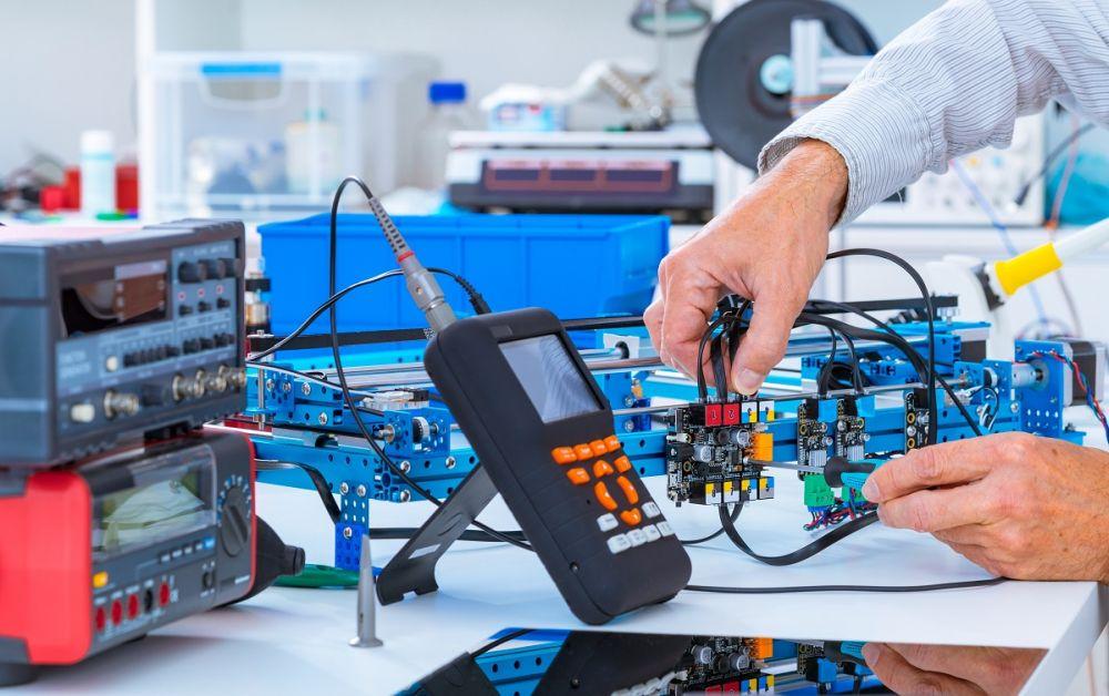 Jak odbywa się powierzchniowy i przewlekany montaż kontraktowy elektroniki?