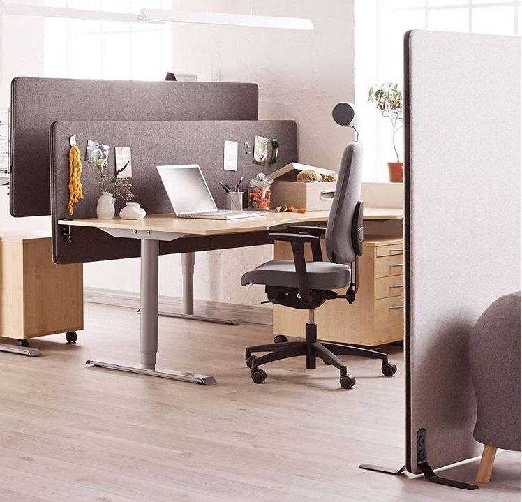 Ergonomia pracy z laptopem i tabletem. Sprawdź, jak wyposażyć biuro do pracy z urządzeniami mobilnymi