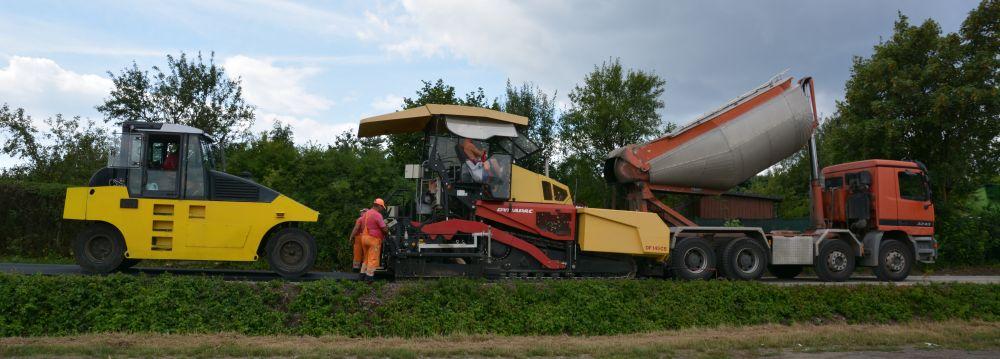 Kładą asfalt