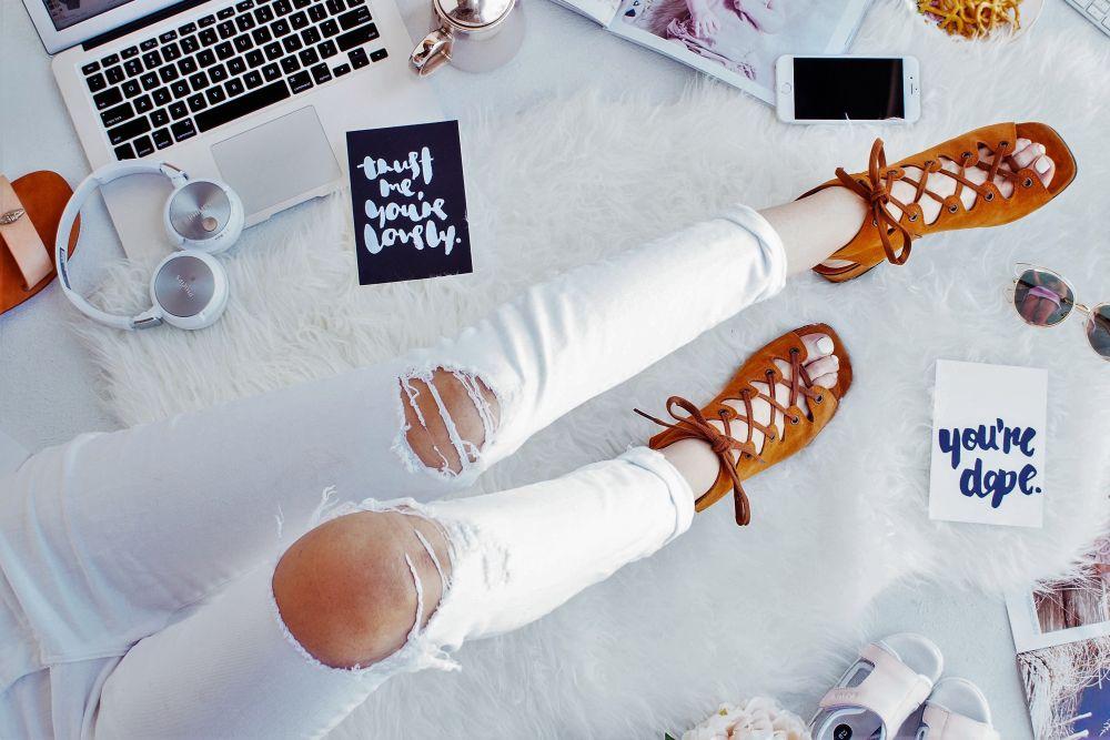 Espadryle damskie, sandały, sneakersy, klapki i inne damskie buty nawet do 70% taniej - sprawdź, gdzie teraz kupisz je w najlepszej cenie!
