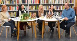 Z Parady do biblioteki