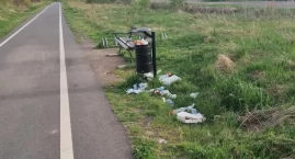 Znowu bałagan przy ścieżce w Krzeszowie