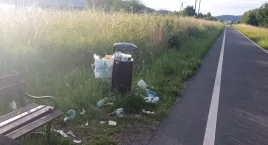 Znowu śmieci przy ścieżce