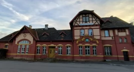 Remont dachu byłego dworca w Marciszowie