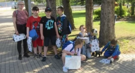 Krajoznawczy spacer z planami miasta i gra terenowa trzecioklasistów.