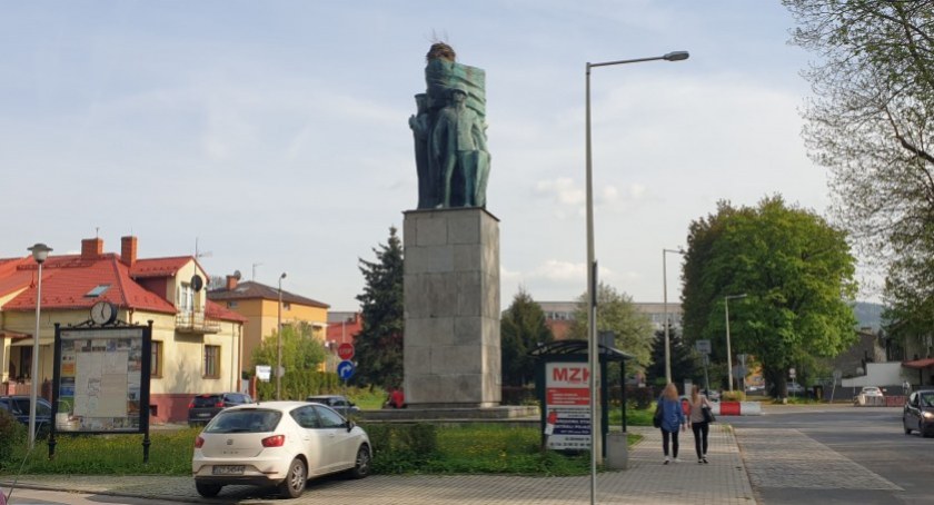 Pomnik do wyburzenia? Burmistrz pyta mieszkańców
