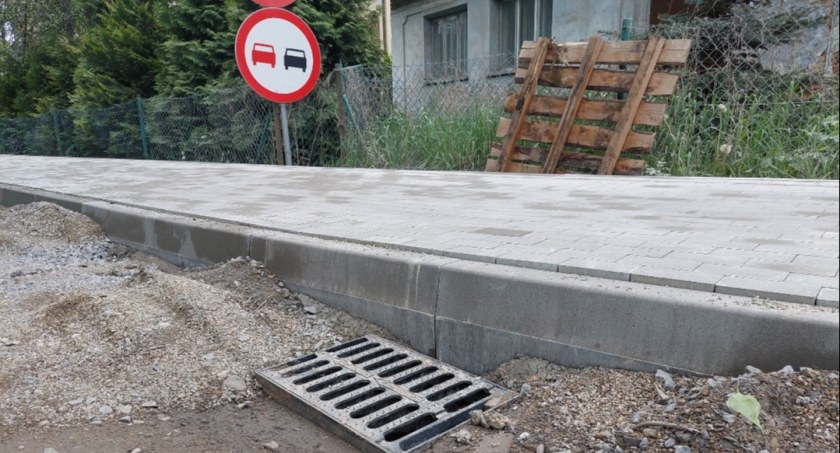 Czy krawężniki w Pewli Małej są za wysokie?