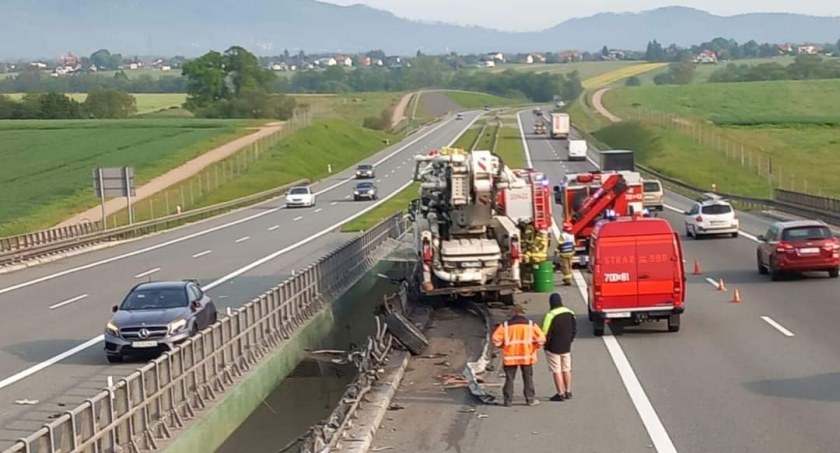 Wypadek na S1 z udziałem ciężarówki