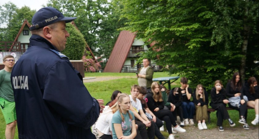 Policjanci o swojej służbie na obozie klas policyjnych