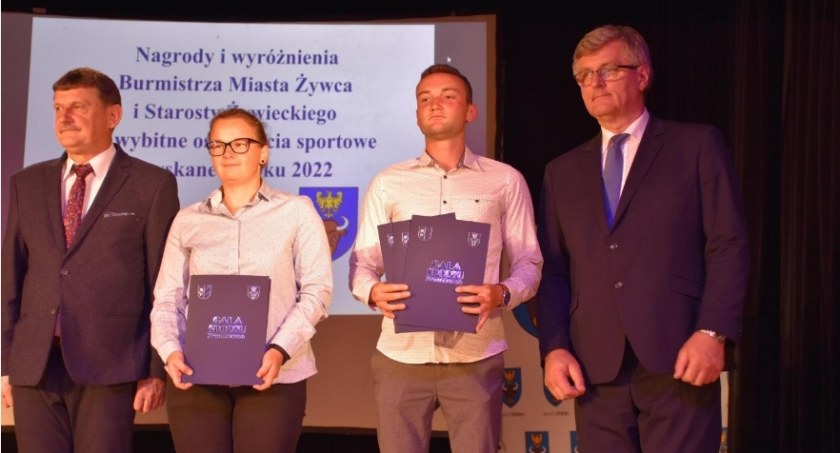 Najlepsi sportowcy i trenerzy nagrodzeni za najlepsze wyniki uzyskane w 2022 r