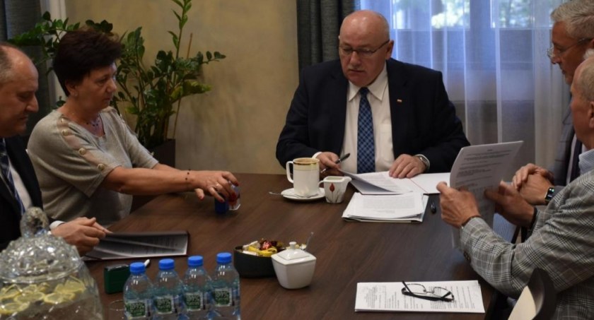 Podpisano umowę na przebudowę drogi powiatowej w Koszarawie