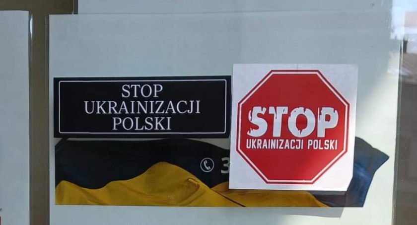 Żywiecka Fundacja Rozwoju walczy o zdjęcie naklejek z dzwi świetlicy dla dzieci (Centrum Integracji Społecznej w Żywcu)