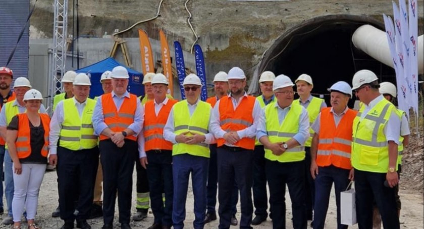 Budowa ekspresowej obwodnicy Węgierskiej Górki. Przebito pierwszą nawę drugiego tunelu