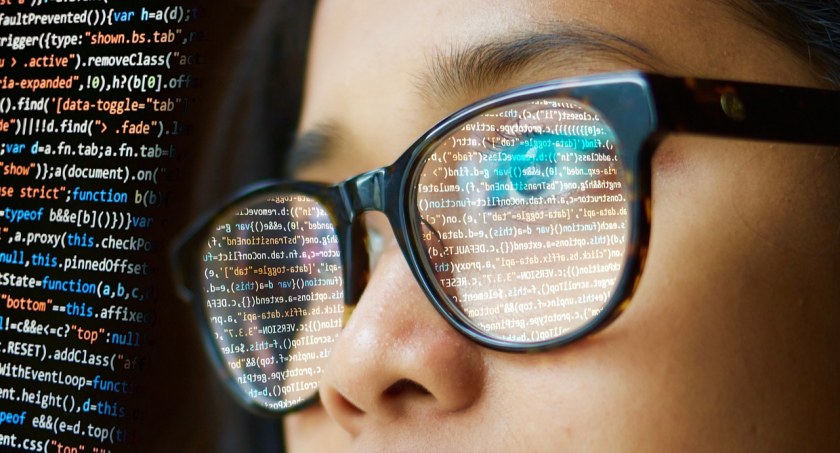 Koszulka na prezent dla informatyka — jak wybrać odpowiedni model?