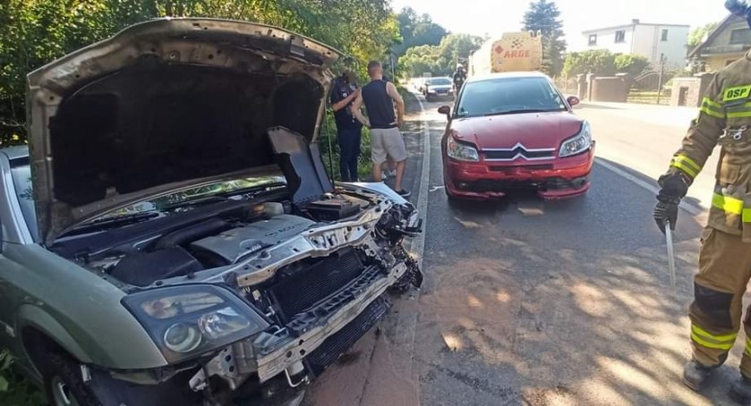 Wypadek z udziałem trzech samochodów 
