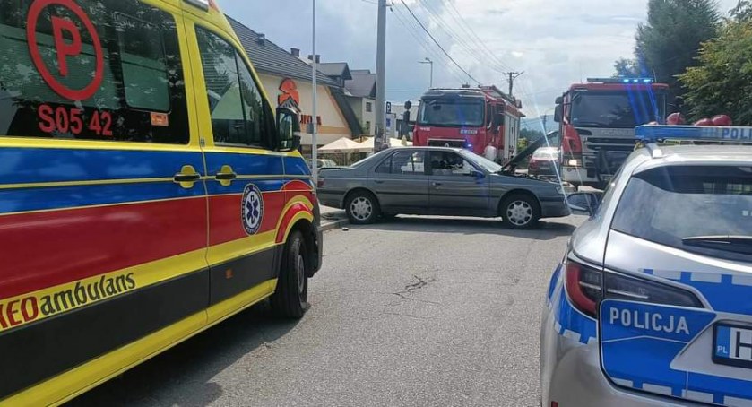 Mężczyzna uwięziony pod samochodem