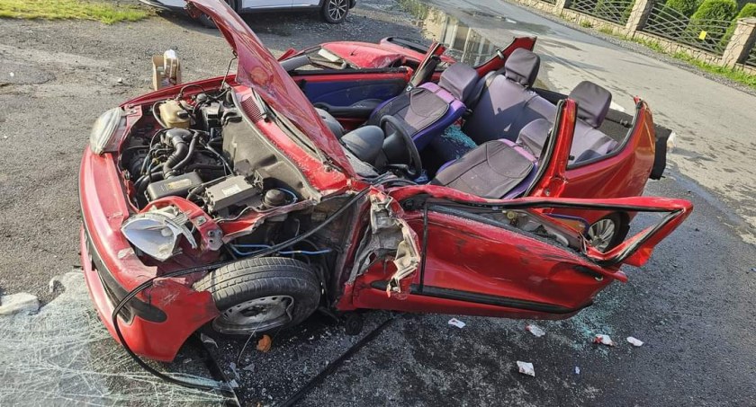Groźny wypadek w Świnnej. Jedna osoba zakleszczona w aucie (aktualizacja)