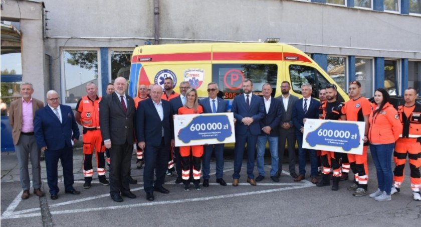 Dwa nowe specjalistyczne ambulanse dla Żywieckiego Pogotowia Ratunkowego 