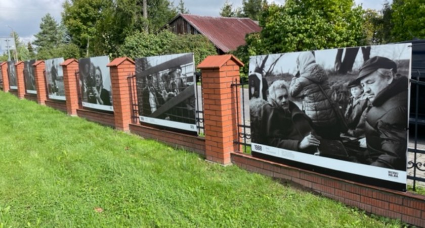 Była Łazienkach Królewskich, teraz w Lipowej. Wyjątkowa wystawa Wajdy! 