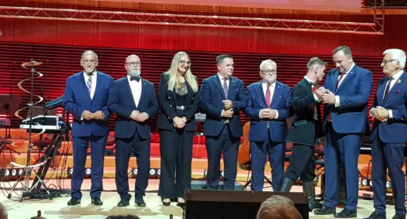 Burmistrz Miasta Żywca  odebrał statuetkę  Super Burmistrz 